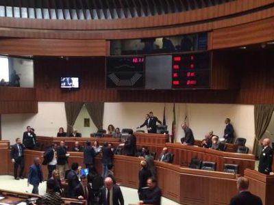 Bagarre e contestazioni alla prima seduta del Consiglio della Sardegna