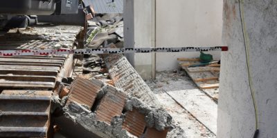 Grave un operaio travolto dal crollo del tetto ...