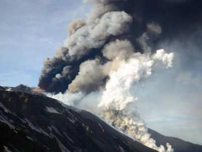 Fratture sub-terminali fanno eruttare l’Etna, segnalate due colate