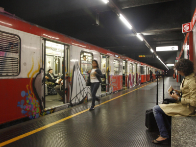 Esce fumo dalla motrice,evacuato convoglio metro, nessun intossicato