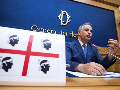 L’ex governatore sardo Mauro Pili in aula, entrò in una base militare