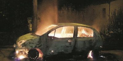 Auto di un carabiniere divorata dalle fiamme, i...