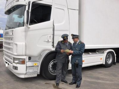 Bergamo: sequestrate 27 tonnellate di rifiuti su un Tir, denunciato l’autista