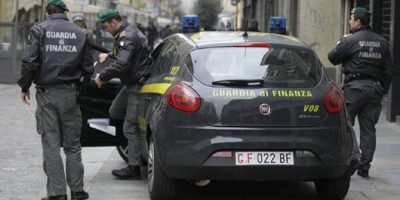 I cani antidroga gli scovano 7 chili di coca pu...