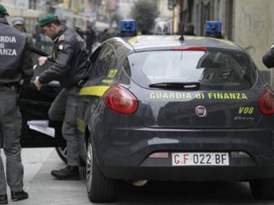 I cani antidroga gli scovano 7 chili di coca purissima in auto