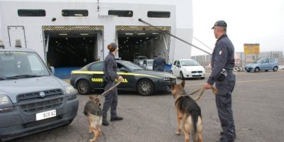 Olbia, in auto aveva 5 chili di droga e la figl...