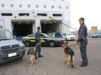 Olbia, in auto aveva 5 chili di droga e la figlia minorenne