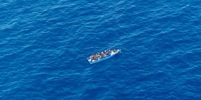 Nave della Marina soccorre migranti in difficoltà