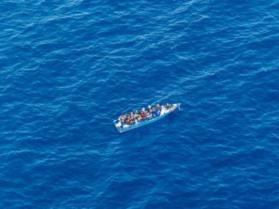 Nave della Marina soccorre migranti in difficoltà