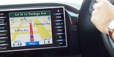 Finisce nel canale con l’auto, donna salv...