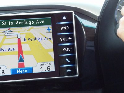 Finisce nel canale con l’auto, donna salvata grazie al gps