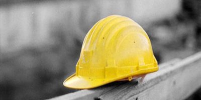 Due operai cadono dal 5° al 2° piano, non sono ...