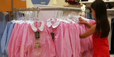 Ritornano i grembiulini a scuola? Lo vorrebbe i...