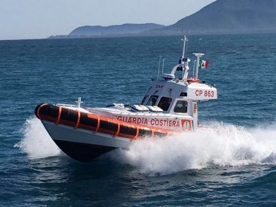 Salvati dalla Guardia Costiera otto tedeschi su un catamarano