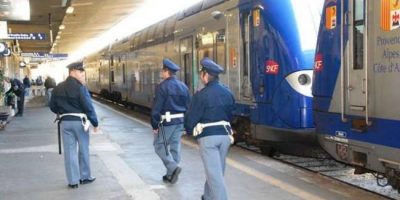 Manette a pubblici ufficiali, blitz contro immi...