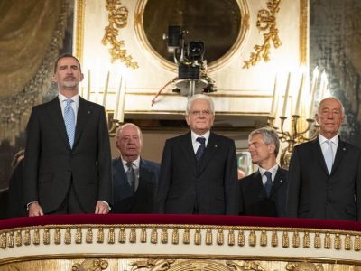 Inno franchista per il re Felipe VI al San Carlo di Napoli. Immediate le scuse