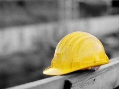 Crolla il tetto di una ex distilleria, un morto e un ferito