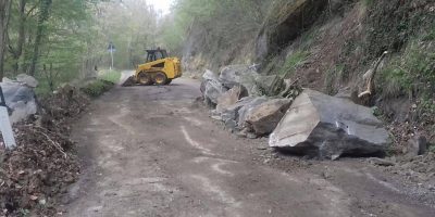 Massi cadono sulla strada, resta isolata una fr...