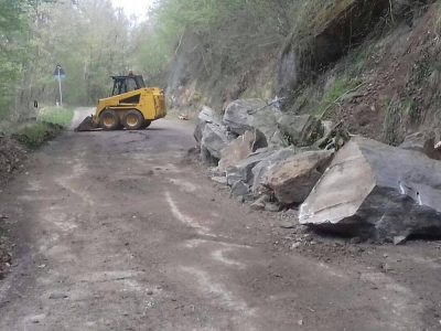 Massi cadono sulla strada, resta isolata una frazione