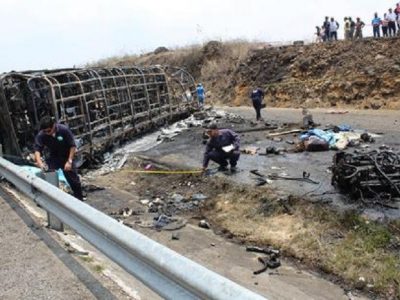 E’ di 21 morti e 30 feriti il bilancio dello scontro fra bus e tir
