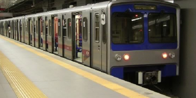 Scivola e viene travolta dalla metro A stazione...