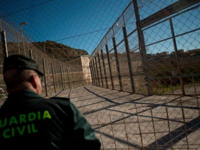 Migranti scavalcano recinzione di confine di Melilla