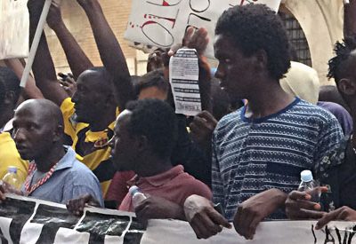 Migranti protestano a Foggia, corteo “no 3 euro all’ora”