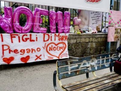 Noemi ha iniziato ad alimentarsi, è sveglia e cosciente