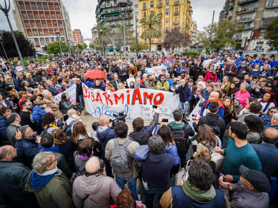 Sit-in a Napoli per fermare la violenza. Forza Noemi il grido di “Un popolo in cammino”