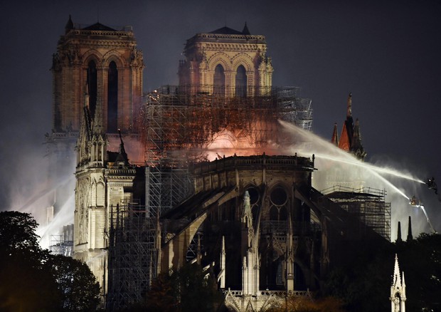 notre dame incendiata, cattedrali risorte