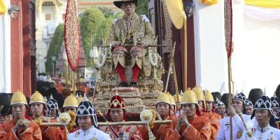 La Thailandia ha il nuovo re, decine di migliai...