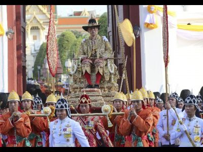 La Thailandia ha il nuovo re, decine di migliaia di persone al corteo