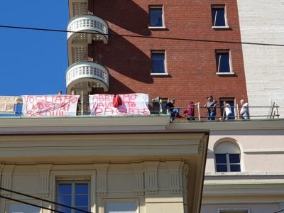 Quindici operai sulla torre di piazza Castello “Abbiamo lavorato pagateci”