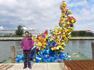 Opera di 4 metri di rifiuti di plastica per salvare i mari