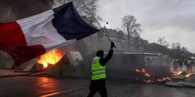 Guerriglia in strada a Parigi fra gilet gialli ...