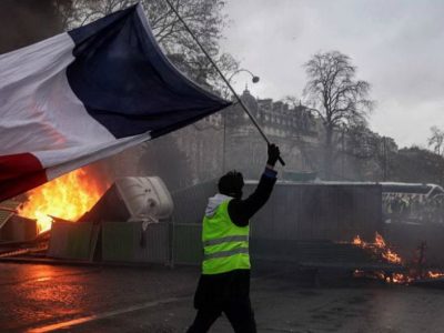 Guerriglia in strada a Parigi fra gilet gialli e la polizia