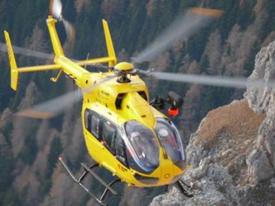 Volo di 5 metri durante cordata nel Pesarese, pesante trauma alla schiena