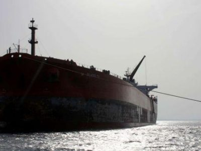 Attaccate due petroliere saudite al largo delle coste degli Emirati Arabi