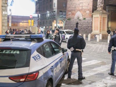 Marocchino e albanese immobilizzano e rapinano disabile