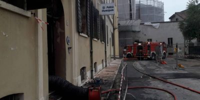 Rogo nella sede della polizia municipale, arres...