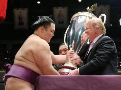 Tokyo: il presidente Trump ha premiato il campione di sumo
