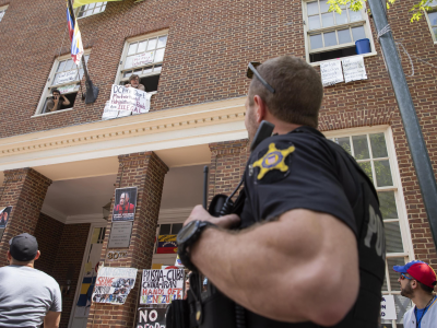 “Fuori i pro Maduro dall’ ambasciata di Washington”