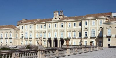 La Reggia di Portici affacciata sul mare ai pie...