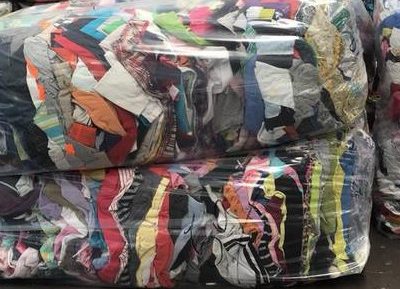 L’inquinamento causato dalle fibre sintetiche dei vestiti