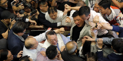 Hong Kong: bagarre e pugni in Parlamento sull&#...