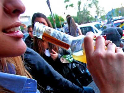 Rimini: dal 15 giugno non si potrà bere per strada e nei giardini