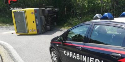 Incidente allo scuolabus, i carabinieri hanno a...