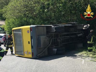 Si ribalta uno scuolabus nel padovano. L’autista scappa, preso