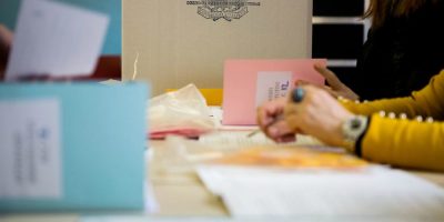 Proiettili e inviti a non votare in alcuni segg...