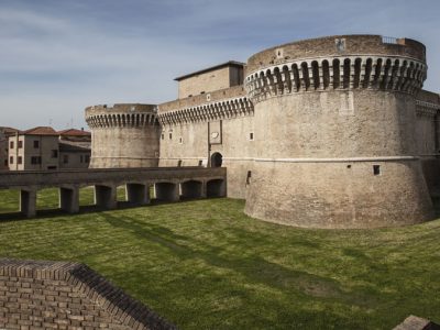Il Palazzo del Duca a Senigallia che ammira la Rocca Roveresca